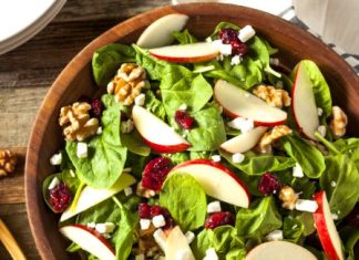 Insalata invernale con le mele: 4 ricette benefiche da provare