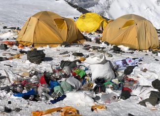 Decisione estrema per salvare l'Everest, che rischia di diventare una discarica a cielo aperto