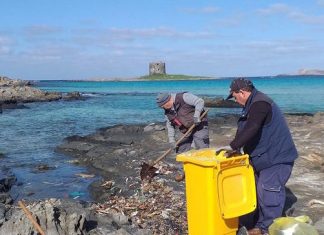 Stintino, volontari ripuliscono la spiaggia dalla plastica